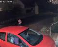 Bild: Sebastian Fröhler
Dieses Bild zeichnete eine Überwachungskamera in Weiherhammer auf. Ein Mann versucht in einen roten Renault einzubrechen, der Bewegungsmelder verschreckte den Täter aber.