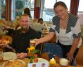 Bild: jr
Frisch gezapftes ungarisches Bier für Tino Ulrich, an den Tisch gebracht von einer Besucherin aus Vál.