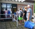 Bild: bey
Die ersten Badegäste stehen schon lange vor der Öffnungszeit des Freibades in Schlange vor dem Kassenhäuschen.