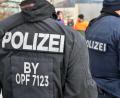 Symbolbild: Petra Hartl
Zahlreiche Polizeibeamte beteiligten sich an einer Fahndung, nachdem ein junger Mann einen Raub am Bahnhof in Sulzbach-Rosenberg gemeldet hatte.
