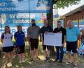 Bild: Stephanie Fuchs/exb
Insgesamt stellte die VR-Bank 5300 Euro für die Fußballcamps bereit. Bei der Übergabe des Anteils für den SV Loderhof/Sulzbach dabei waren (von links) Stephanie Fuchs (VR-Bank), Sandra Wein (SV Loderhof/Sulzbach), Bürgermeister Stefan Frank, Martin Sachsenhauser und Erich Übler (beide VR-Bank) sowie Joachim Bender (SV Loderhof/Sulzbach).