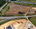 Bild: hbe
Bei Theuern beginnen die Straßenbauarbeiten für die Kümmersbrucker Westumgehung. Das neue Baufeld ist die dunkelbraune Fläche im oberen linken Teil des Bildes, quer dahinter verläuft die Autobahn A6 und schräg durch die Bildmitte die Kreisstraße nach Theuern. Am linken Bildrand zu erkennen ist die Vilstalstraße, im unteren linken Drittel, auf der hellbraunen Baufläche, sieht man noch eine Ecke der bereits fertiggestellten Brücke.