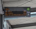 Bild: Wolfgang Steinbacher
Die Anzeigetafeln am Amberger Busbahnhof weisen in einer Laufzeile unter den aktuellen Abfahrtszeiten schon darauf hin, dass einige Fahrten ausfallen.