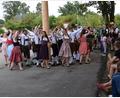 Bild: bö
Bei der Dorfkirchweih in Mendorferbuch tanzen die Paare zur Musik der Gruppe Woidarawöll den Baum aus.