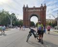 Bild: Hermann Adelhardt/exb
Etwa 5.500 Kilometer war Hermann Adelhardt aus Mehlmeisel mit dem Rad unterwegs. Ein Foto entstand vor dem Arc de Triomf in Barcelona.