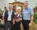Bild: Regina Kießling/exb
Dieter und Theresia Michel feiern Eiserne Hochzeit, wozu Bürgermeister Albert Geitner (von links) gratuliert.