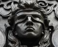 Symbolbild: Sonja Wurtscheid/dpa
Die Augenbinde der Justitia symbolisiert, dass ohne Ansehen der Person ein gerechtes Urteil erfolgen soll. Für den 22-Jährigen bedeutet das, dass er nach erfolgreicher Therapie mit einer Bewährung rechnen kann.