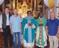 Bild: nib
Pfarrvikar Edmund Chika Onah nimmt Abschied von Rottendorf. Im Bild (von links) Pfarrgemeinderatssprecher Werner Schönberger, Kirchenpfleger Karlheinz Hofmann, Vikar Edmund Chika Onah, sein Nachfolger Plácido Kabamba und Josef Mutzbauer.