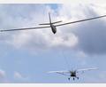 Bild: mfh
Deutlich ist die Schleppleine zu erkennen. Der Segler wird bis auf eine Höhe von rund 300 Metern geschleppt. Dann klinkt sich der Segler aus. Die Schleppleine wird über dem Flugplatz abgeworfen.