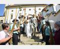 Bild: bey
Durch ein Spalier mit roten Rosen in den Gewehrläufen der Abordnungen der Schützenvereine Grenzland Waldheim und "Enzian" Frankenreuth schritt das Brautpaar von der Kreuzbergkirche zum Plateau.