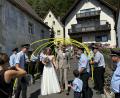 Bild: lei
Nach ihrer Trauung durchschreiten Theresa und Johannes Appel ein langes Ehrenspalier.