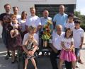 Bild: mma
Kinder und Enkel und auch Zweiter Bürgermeister Georg Götz (Mitte) gratulieren dem Jubelpaar Agnes und Franz Braun (vorn) zur Goldenen Hochzeit.