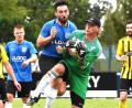 Bild: Büttner
Der Neustädter Torhüter fängt den Ball vor einem Altenstädter Angreifer sicher.