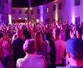 Archivbild: Petra Hartl
Obwohl an diesem Tag, dem 5. Juli, die deutsche Nationalmannschaft bei der EM gegen Spanien im Viertelfinale ausschied: Im Sulzbacher Schlosshof gelang es "Pam Pam Ida" dennoch, die Konzertbesucher zum Mittanzen zu animieren. Der Auftritt stand unter dem Motto "Koa Moang" (Kein Morgen).