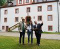 Bild: kaz
Im September findet auf Schloss Wolframshof die Bio-Meile statt. Zu einer Lagebesprechung trafen sich Bürgermeister Hans Walter, Projektmanagerin Elisabeth Waldeck mit Schlossherr Maximilian von Grundherr (von rechts).