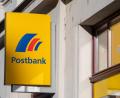 Symbolbild: Monika Skolimowska/dpa
Die Deutsche Bank dünnt das Filialnetz ihrer Tochter Postbank deutlich aus. Auch Amberg ist von einer Filialschließung betroffen.