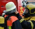 Archivbild: Petra Hartl
Die Einsatzkleidung der Feuerwehr Amberg, unter anderem die Schutzjacken, die hier zu sehen sind, muss fachgerecht gereinigt werden. Dafür soll die Hauptfeuerwache nun eine eigene Waschmaschine und einen Trockenschrank bekommen.