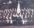 Bild: Archiv Werner Veigl/exb
Fahnenweihe der Marianischen Jungfrauenkongregation am 8. September 1918. 65 Jungfrauen in Festkleidung stellten sich stolz dem Fotografen. Vorne in der Mitte Pfarrer Franz Seraph Perlinger (mit Hut). Die Vereinsfahne war ein Symbol der Gemeinschaft, das alle Feste und Feiern des Ortes und der Pfarrgemeinde begleitete. Es war aber auch die Fahne, mit der Vereinsmitglieder in Trauer und Anteilnahme Verstorbener das letzte Geleit gaben.