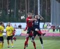 Bild: Dieter Jäschke
Stürmer Johannes Rodler (Zweiter von rechts) vom SC Luhe-Wildenau im Luftzweikampf mit Tim Schreiner, dem Keeper des FC Amberg.