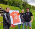 Bild: Waller/exb
Nach 12 Jahren hieß es bei der SG Griesbach/Großkonreuth/Mähring: "Danke Manu!" Die Spielleiter des SV Griesbach, Alexander Schneider (links), und des SC Mähring, Christian Beer (Mitte), beschenkten den Ex-Trainer Manuel Waller zum Abschied.