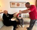 Bild: abi
Keith R. Kernspecht (links) überreicht an Christian Büttner die Urkunde zum sechsten Meistergrad im Wing Tsun.