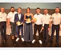 Bild: Gerd Schrödel
Die Seminarbesten Lea Lotze, Christopher Jarausch und Niklas Schellhaus werden hier eingerahmt von Polizeipräsident Michael Dibowski, Bürgermeister Stefan Frank, dem Leiter des 74. Ausbildungsseminars, Kurt Guggenberger, und stellvertretendem Abteilungsleiter Kevin Klier.