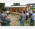 Bild: gf
Je 30 Quadratmeter Fläche umfassen Innenraum und überdachte Terrasse der Schutzhütte des neuen Waldkindergartens. Nach Aussagen von Bürgermeister Hermann Böhm (links) ist die Anlage in Rekordzeit geplant, genehmigt und fertiggestellt worden.