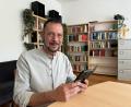 Bild: Matthias Bäumler
Pfarrer Klaus Wening mit seinem Handy. Er weiß jetzt, wie heimtückisch sogenannte Enkeltrick-Anrufe wirklich sind.