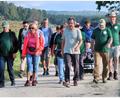 Archivbild: bsc
Der Bierwandertag beim Friedenfelser Herbstfest lockt alljährlich Tausende von Besuchern an, darunter auch zahlreiche Wandervereine. Der Bierwandertag 2023 führte die Teilnehmer (Bild) vom Ortsrand hinauf nach Altenreuth zum Ortsteil Bärnhöhe der Gemeinde Friedenfels.