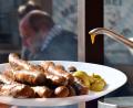Archivbild: Petra Hartl
Die Bratwürste am Mariahilfberg in Amberg sehen saftig aus, das aber sind auch die fast jährlich steigenden Preise: 1,60 Euro mussten 2024 pro Wurst gezahlt werden. Für die vegane oder eine Wurst vom Strohschwein wurden sogar 1,70 Euro fällig.