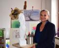 Bild: no
Stephanie Agger neben der Staffelei, Malutensilien und Pinseln, die sie für die Kunsttherapie benötigt.