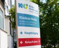 Bild: Sebastian Böhm
Ein Schild vor dem Haupteingang der Kliniken Nordoberpfalz in Weiden