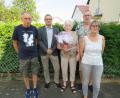 Bild: adj
Dritter Bürgermeister Christian Schramek überbrachte Rosemarie Lugert die Glückwünsche zum 90. Geburtstag, den sie mit ihren Kindern feierte.