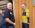 Bild: Richard  Scheiterer/exb
Vorstand Josef Hellerbrand freute sich über Wolfgang Stöckl, dem Sieger der Paralympics 2000 im Sportschießen und mehrfachen Deutschen Meister, Europa- und Weltmeister, der im letzten Jahr mit dem Fahrrad von Weiden zum Sportfest kam.