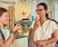 Bild: Gabi Schönberger
Die Neustädterin Ingrid Eckl lässt sich ihr Gratis-Eis zusammen mit Tochter Marie schmecken.