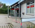 Bild: san
Hier haben Unbekannte einen Geldautomaten aufgebrochen: Derzeit signalisiert weiß-rotes Trassierband, dass die Sparkassen-Filiale In Illschwang geschlossen ist.