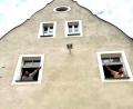 Bild: Stadt Neustadt/Ramona Herrmann/exb
Bürgermeister Sebastian Giering (links) und Energiereferent Karl Meier (rechts) begutachten die erste LED-Stadtlampe am Neustädter Stadtplatz am Haus der Wohnungsbaugesellschaft St. Martin.