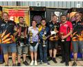 Bild: gz
Der Vorsitzende Martin Bauer (von rechts) gratulierte nach dem Turnier "501-Double-Out" Mensur Suljovic (1. Platz), Vaclav Schieferdecker (3.), Rowby-John Rodriguez (2.) und der besten Dame Carina Zelt zu ihren Erfolgen. Den Siegerpokal an Suljovic überreichten zweiter Vorsitzender Thomas Bösl und Coach Hans-Jürgen Bauer.