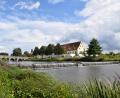 Bild: szl
Der Tirschenreuther Stadtteich steht schon länger im Verdacht, die Temperatur der Waldnaab besonders während der Sommermonate stark zu beeinflussen. Der Lehrstuhl für Aquatische Systembiologie an der TU München hat deshalb rund ein halbes Dutzend Temperatur-Logger rund um den Stadtweiher installiert.
