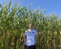 Bild: Schönhofen
Johannes Nickl aus Trabitz steht vor dem Mais auf seinen Feldern. Er ist auf die Ernte gespannt. Die Maiskolben sind vermutlich kleiner als im vergangenen Jahr, obwohl die Stängel so hoch sind.