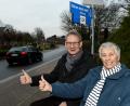 Symbolbild: Carsten Rehder/dpa
"Mit-Fahr-Bank": In kleinen Orten, wo der Bus nicht mehr regelmäßig vorbeifährt, können Menschen ohne Auto auf diesen speziell gekennzeichneten Bänken ihr Ziel per Klappschild anzeigen und auf eine Mitfahrgelegenheit warten.