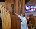 Bild: Ernst Wawra/exb
Pfarrer Thomas Kopp segnet die sanierte Orgel in der Pfarrkirche in Altenstadt/WN.