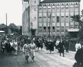 Bild: Chronik „Qualität mit Herz“, Josef Witt GmbH“
Feierabend bei Witt Weiden in der Schillerstraße. 1924 wurde der Grundstein für das einstige Kaufhaus gelegt, das bis 2020 als solches genutzt wurde.
