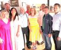 Bild: Familie Schatzberger/exb
Im Kreis seiner Familie feierte Anton Schatzberger (Vierter von links) seinen 90. Geburtstag. Im Namen der Pfarrei Sankt Michael gratulierte Pater James (rechts). Die Glückwünsche der Marktgemeinde Wiesau überbrachte Zweiter Bürgermeister Michael Dutz (Zweiter von rechts).