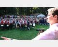 Bild: Hirsch
Cornelia Gaschler dirigiert zum Finale des Kreismusikfestes den Gesamtchor. Dazu haben sich im Schwarzenfelder Schlosspark 450 Musiker aus 15 Kapellen versammelt.