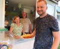 Bild: bsc
„Gabis Currywürste sind die besten“, meint nicht nur Michael Rauh (rechts). Die kleine warme Mahlzeit entwickelte sich in dieser Saison im Freibad Friedenfels zum Renner. Gabi und Gottfried Härtl (von links) wollen auch nächstes Jahr wieder am Ausgabefenster des Kiosk stehen.