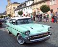 Bild: bkr
Beim Oldtimertreffen in Kemnath gab es viele historische Fahrzeuge zu sehen. Der Gegensatz zum Patentmotorwagen, ein Chevrolet, Baujahr 1957. 200 PS, 4,6 Liter-Motor. Zur Farbe musste auch das Outfit des Fahrers und der Beifahrerin passen.