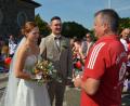 Bild: dob
Das sportliche Traumpaar Andrea Wildenauer und Christofer Hechtl haben sich am Samstag in der katholischen Stadtpfarrkirche ewige Treue vor Gott versprochen. Vor dem Kirchenportal warteten unzählige Vereinsvertreter, um dem Brautpaar die besten Glückwünsche zu überbringen. FSV-Vorsitzender Peter Sollfrank gratuliert zusammen mit seinem Stellvertreter Hubert Pühler und dessen Ehefrau Sandra (von links) im Namen der Fußballer.