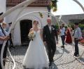 Bild: kro
Kerstin und Sebastian Gradl beim Verlassen der Pfarrkirche in Wondreb, die Feuerwehr erwarte sie im Ehrenspalier.