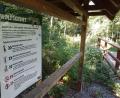 Bild: ui
Eine Tafel in der Nähe des Waldfriedhofs in Weiden an der Brücke über den Stadtbach gibt Spaziergängern und Hundehaltern Hinweise über das Verhalten im Wolfsgebiet.